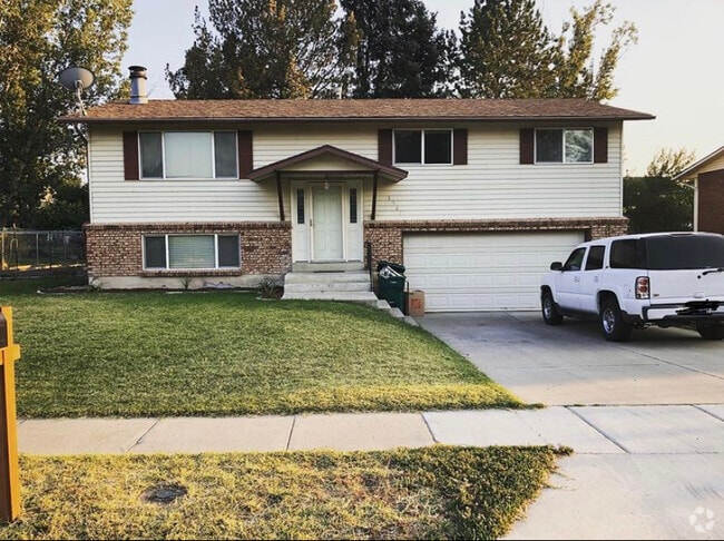 Front - 3027 W 4375 S Rental