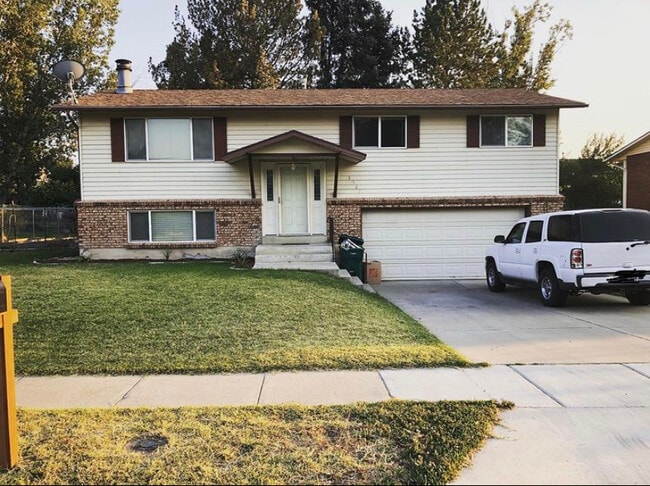 Front - 3027 W 4375 S House