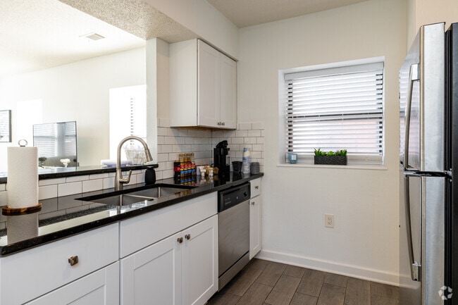 2BR, 1BA - 850SF - Kitchen