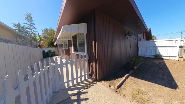 Building Photo - 3535 N San Joaquin St