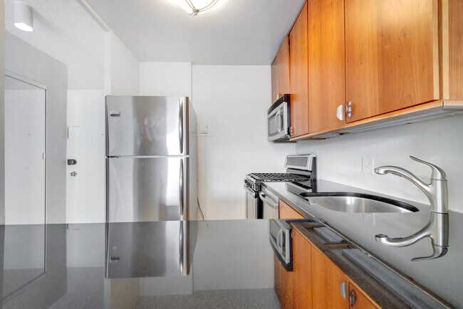 Building Photo - 1330 New Hampshire Ave NW Unit 911