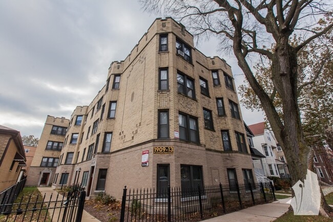 Building Photo - 1913 W Larchmont Ave Unit 2A
