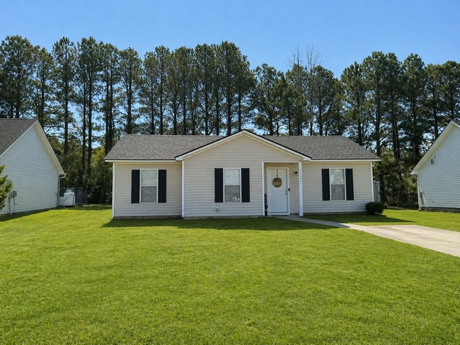 Building Photo - Beautiful Home with a Great Location In Town