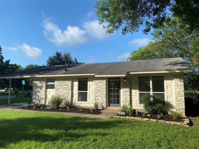 Building Photo - 3104 Birdwood Cir