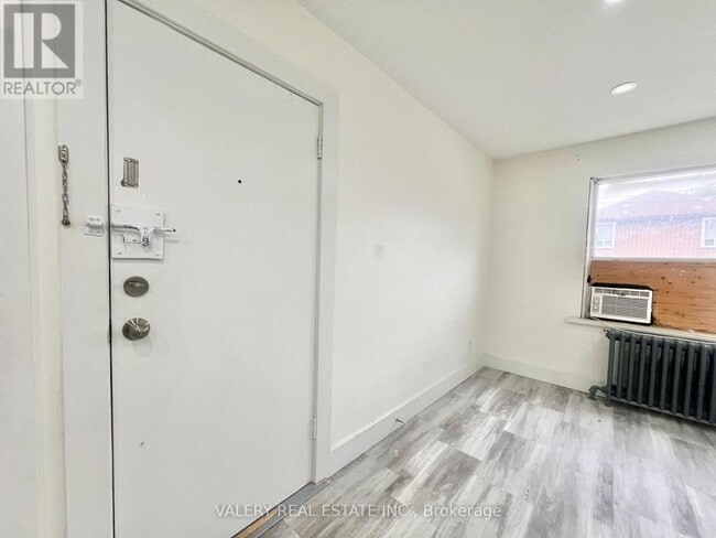 Photo - 15 Stavebank Rd S Unit 4