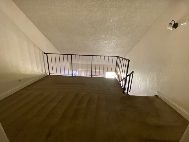 Photo - Spacious open loft in Central Hanford