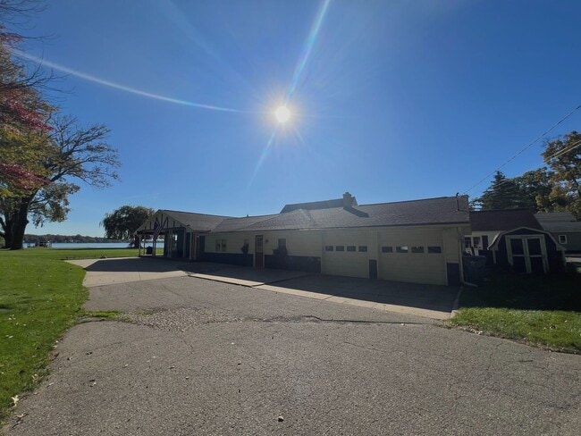Photo - Cozy 4 Bedroom Home on Lakefront (Fully Fu...