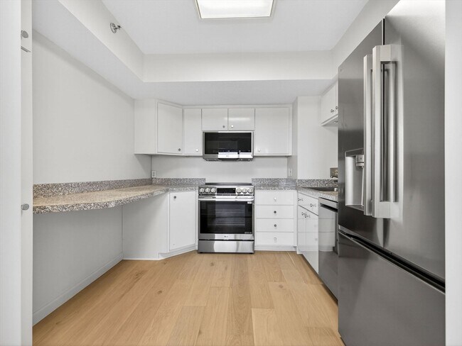 Photo - 250 Hammond Pond Pkwy Unidad 905S