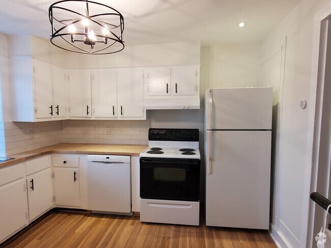 Building Photo - 658 Grand St Unit Apt 102