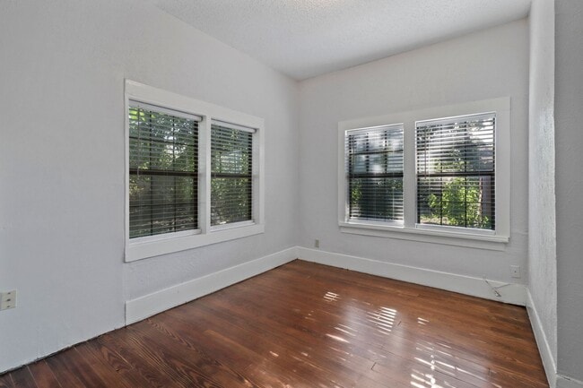 Photo - 516 Mill St Apartment