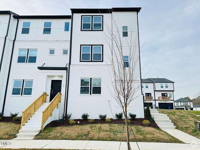 Building Photo - 4 Bedroom End Unit Townhome for Rent
