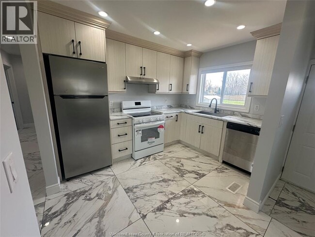 Photo - 2549 Grand Marais Rd W