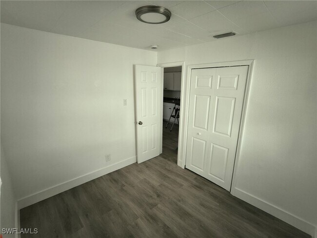 Photo - 3343-3347-3347 Dora St