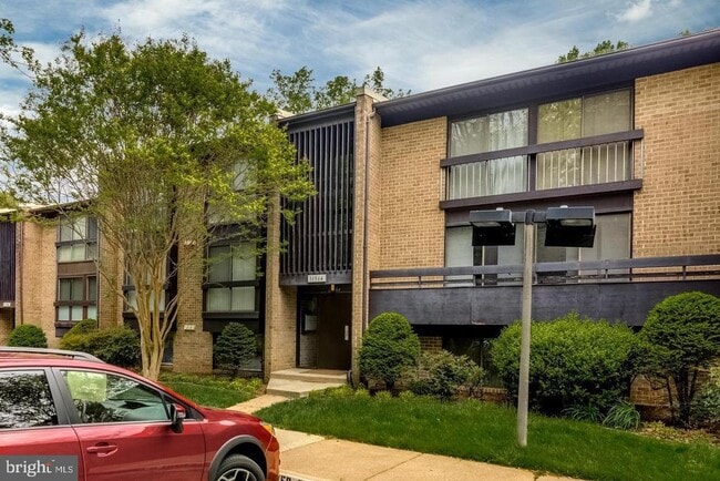Building Photo - 11564 Rolling Green Ct Unit 101