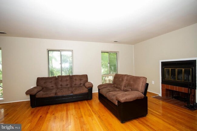 Building Photo - 10 W Lee St Unit R72