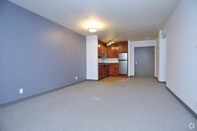 1BR, 1BA - 700 SF