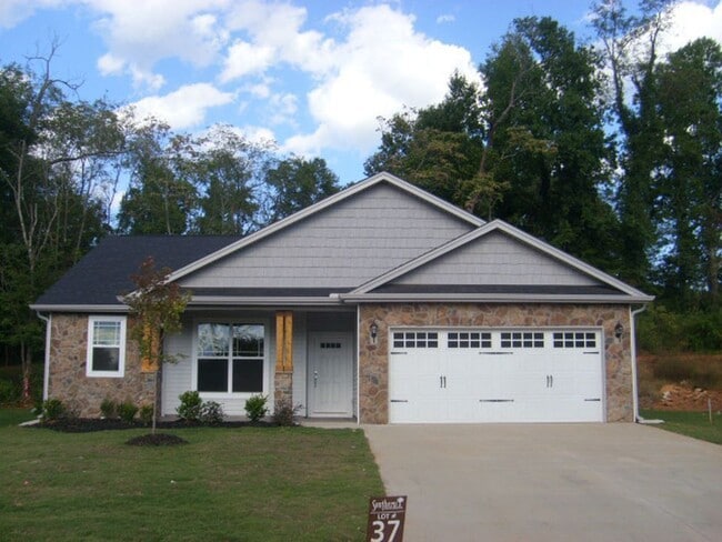 Building Photo - Home Available In White Oak Ridge - Travelers Rest Area