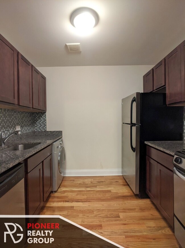 Building Photo - 557 W Arlington Pl Unit 206