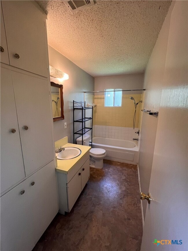 Photo - 900 Hazelton St