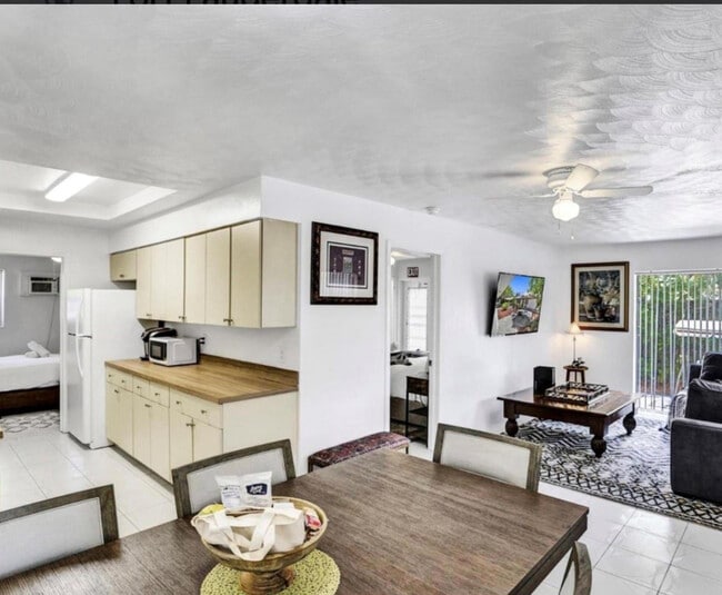 Building Photo - 820 NE 16th Ave Unit 5