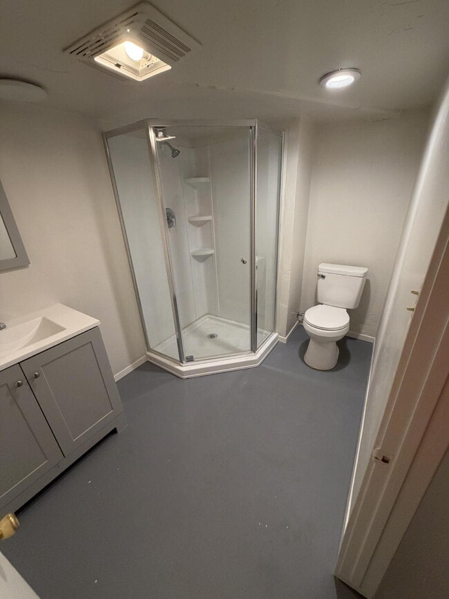 Photo - 2 Bed 1 Bath Unit Close to Main Street. All Utilities Included Unidad 4