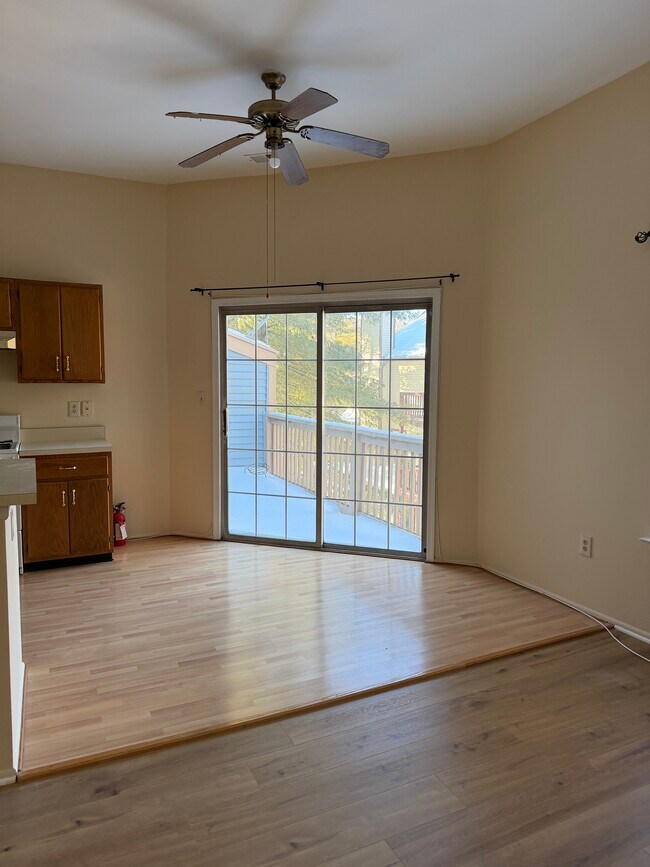 Eat In Area - 5083 Beech Ct Unit 5083