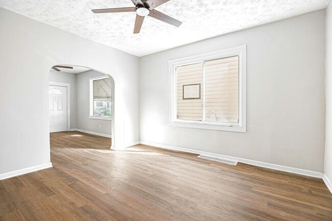 Photo - 3240 W 56th St