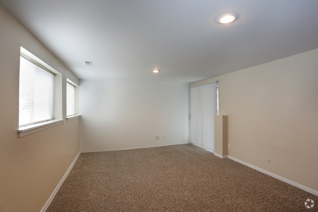 3BR, 1.5BA - 1910 SF
