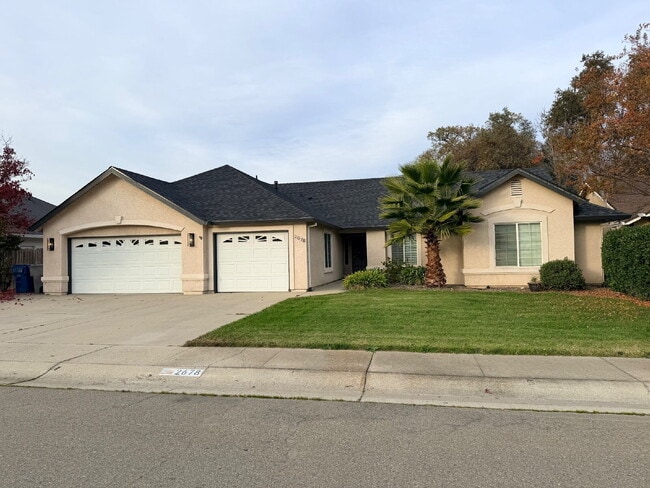 Building Photo - Beautiful updated 4/2 with 3 car garage close to Costco and south Redding Amenities! Dog friendl...