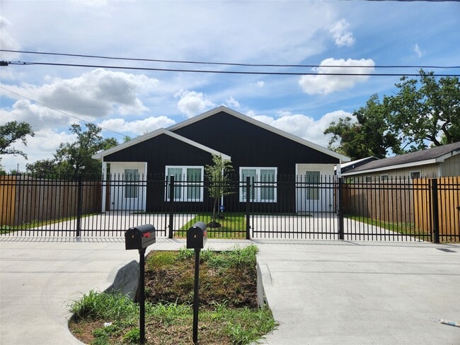 Building Photo - 4124 Vaughn St