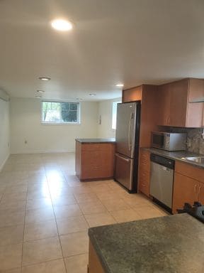 Building Photo - Spacious 2 Bedroom/ 1 bath lower unit in D...