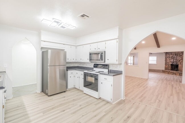 Photo - Bright and clean 3 bedroom home!