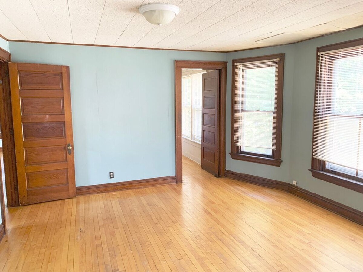 Photo - Lindholm Properties - 508-510-508 1/2 S. M... Unit 508