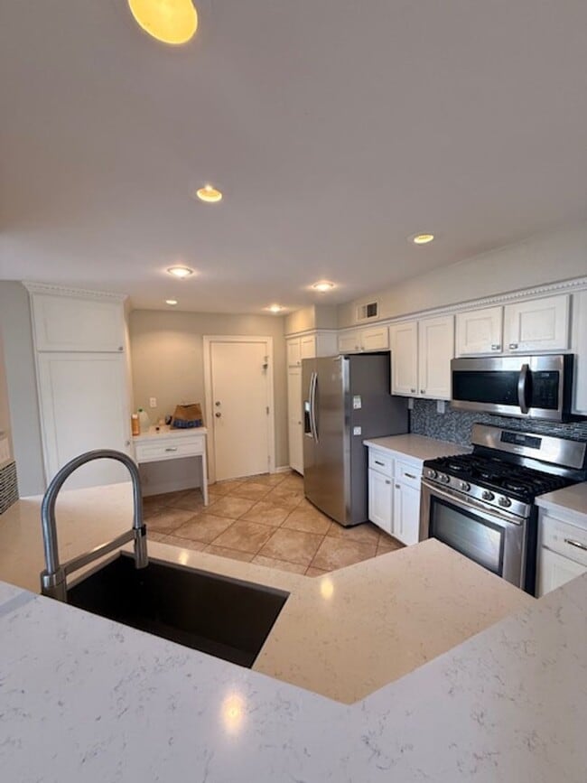 Photo - Spacious 2bed 2.5bath Condo with attached 2 car garage