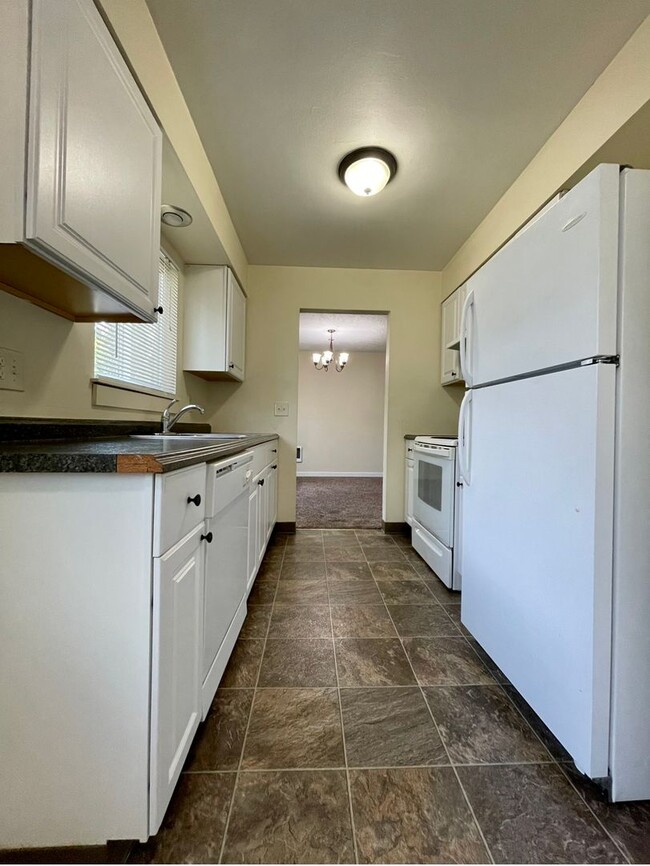 Photo - Montavilla 2 Bedroom Upstairs Apartment w/ A/C and Off Street Parking~ PETS WELCOME! 95 Walksco Unit 9039