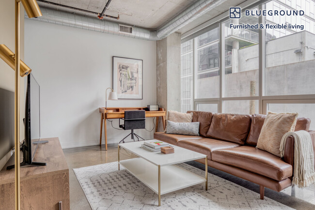 Building Photo - 108 W Chicago Ave Rental