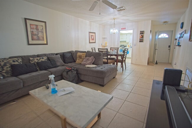 Photo - 2833 Crosley Dr W