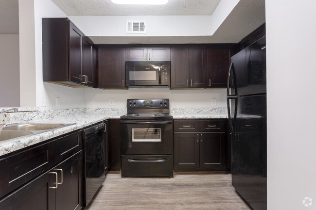 1BR, 1BA - 799 SF - The Villages of Castleberry I&II