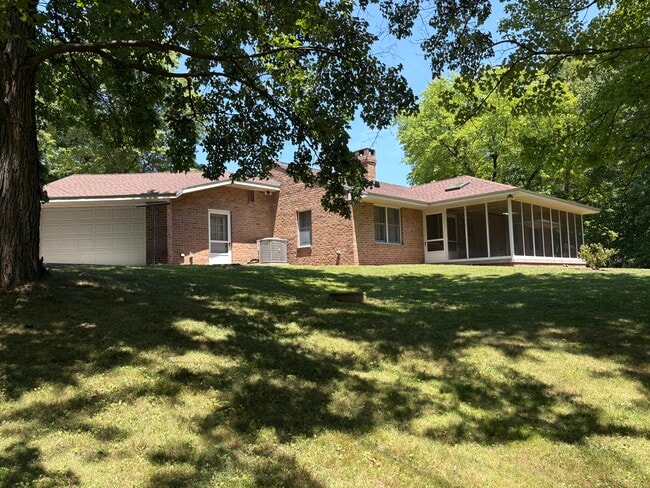 Photo - 325 Scott Rd