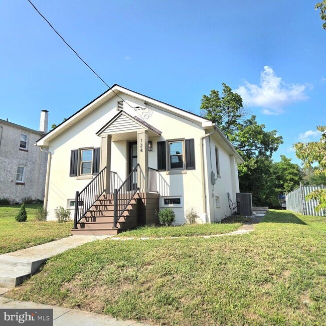 Building Photo - 124 Elm St Rental