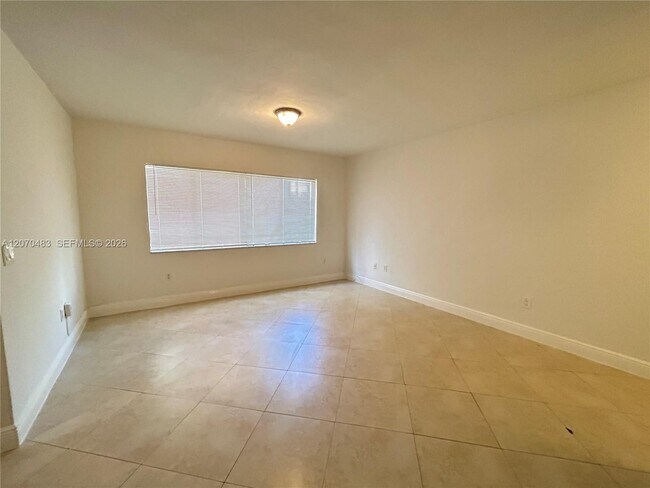 Photo - 2880 Pine Tree Dr Unidad 3