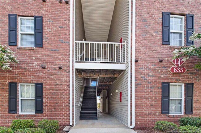 Photo - 635 Marshtree Ln