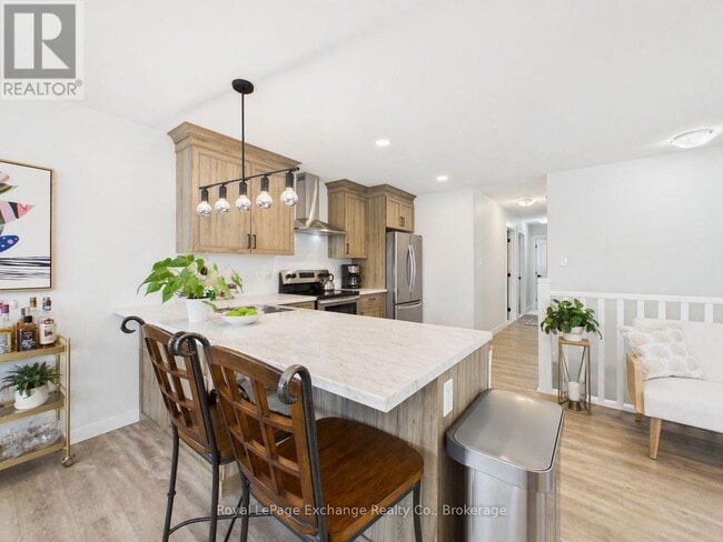Photo - 966 Charles St