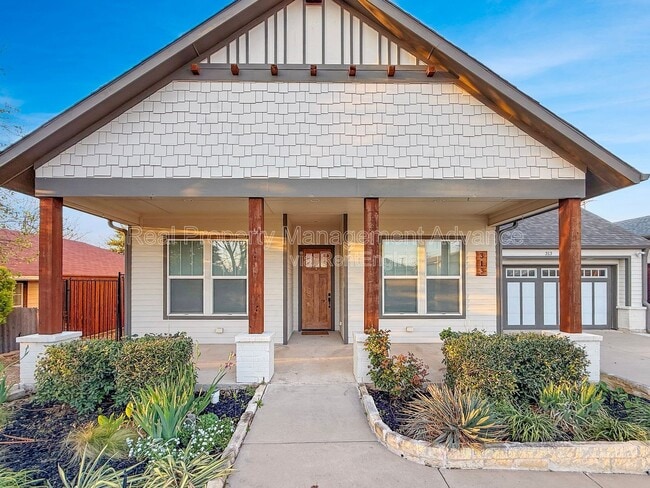 Photo - 313 E 3rd St