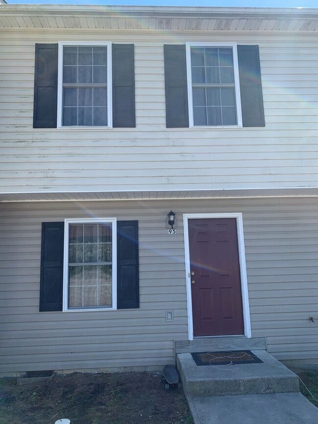 Building Photo - 3 Bedroom 2.5 Bath Townhouse