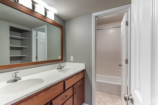 2HAB, 1.5BA: 890 ft² - Summit Penn Place