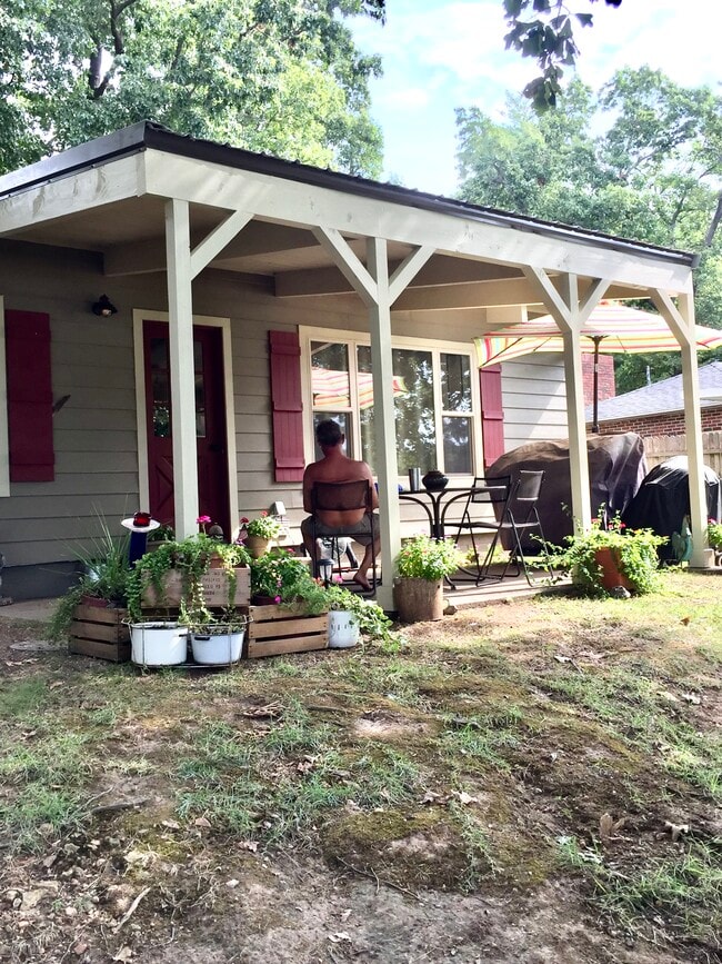 Patio y entrada junto al agua - 1114 W 17th St