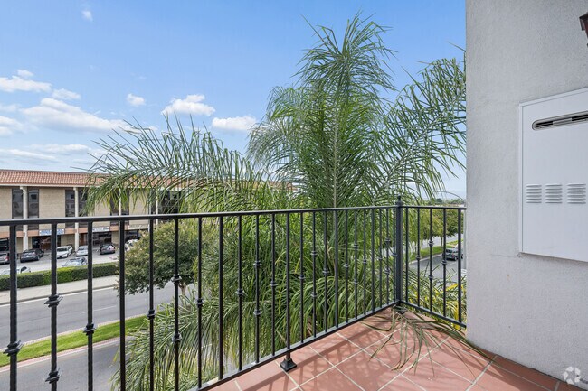 2BR, 2BA - 1020SF - Balcony