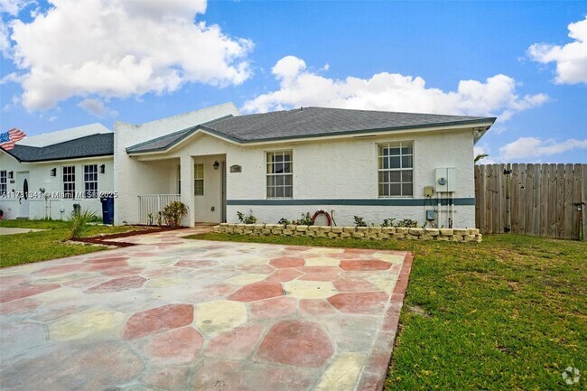 Building Photo - 11605 SW 147th Ave Rental