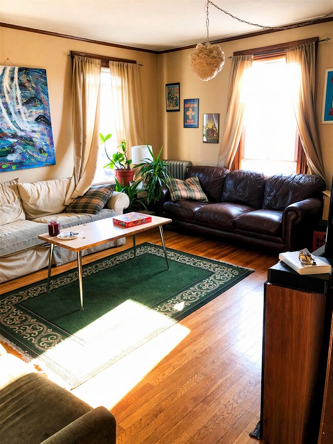 Building Photo - 19 Strathmore Rd Unit 2